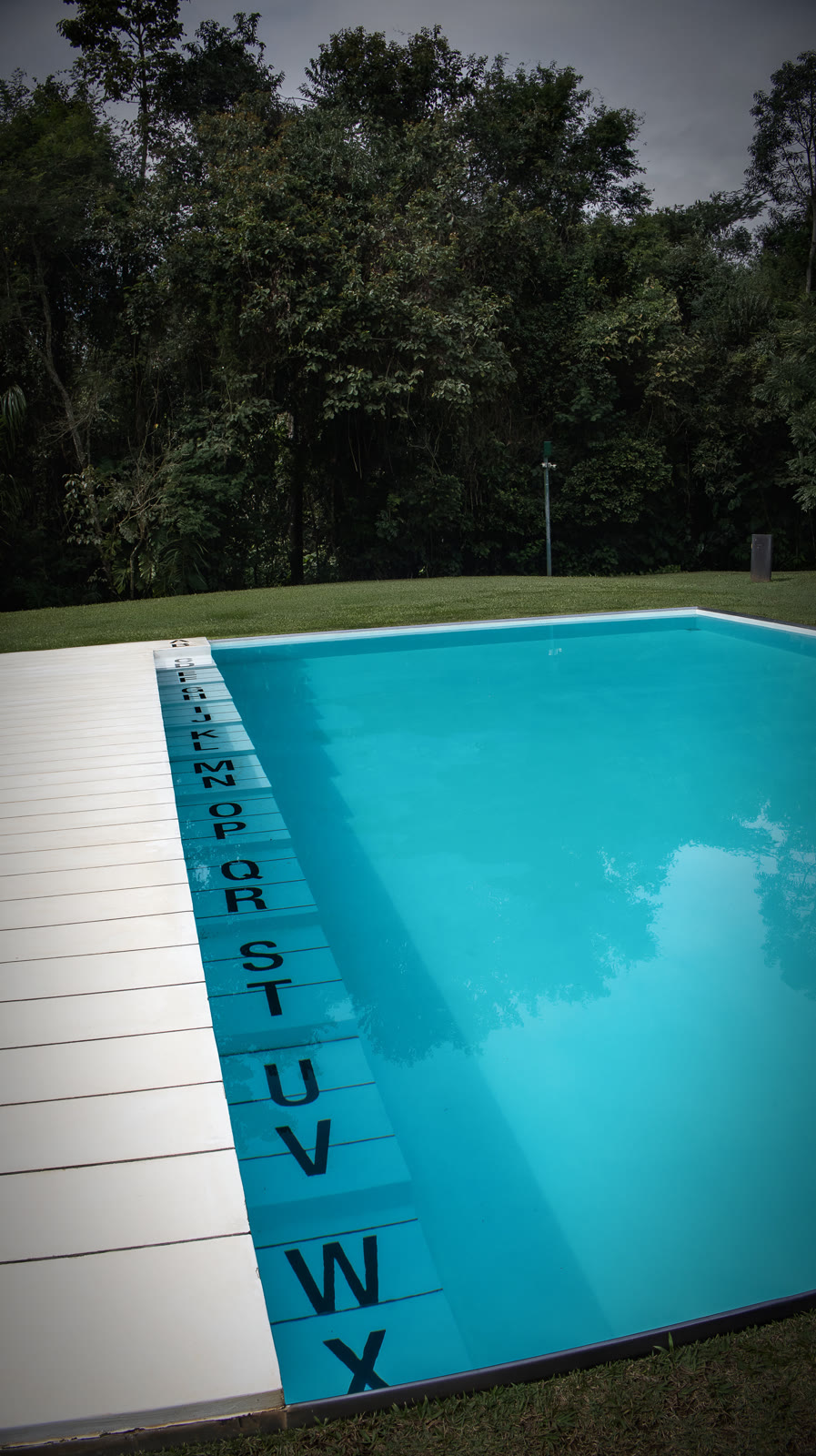 Piscina com alfabeto, obra de arte em Inhotim