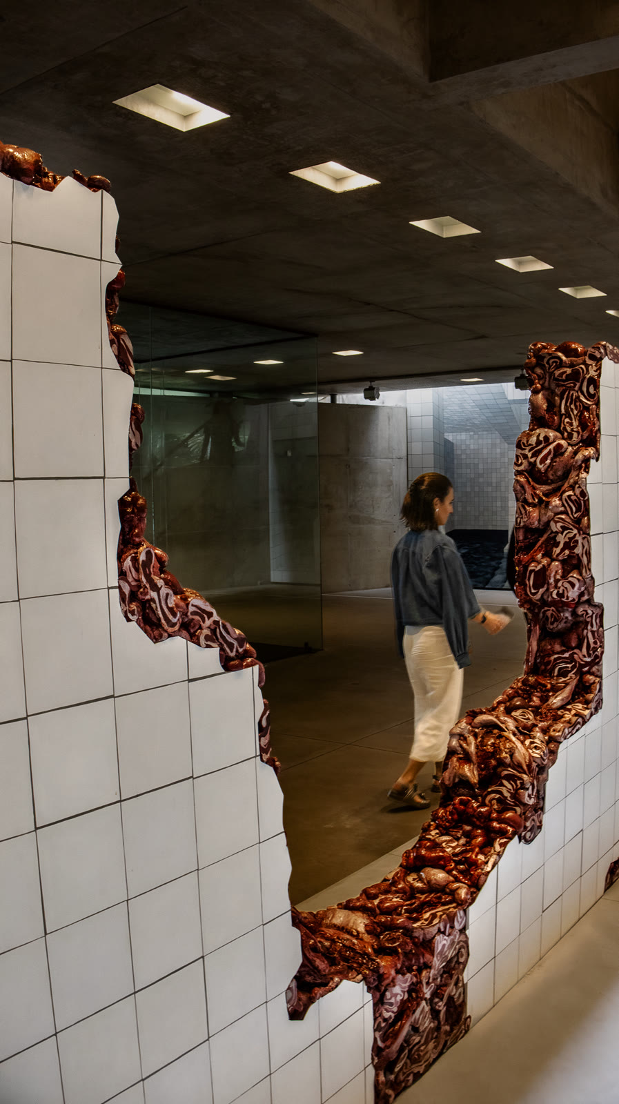 Galeria de azulejos brancos com instalação artística em Inhotim